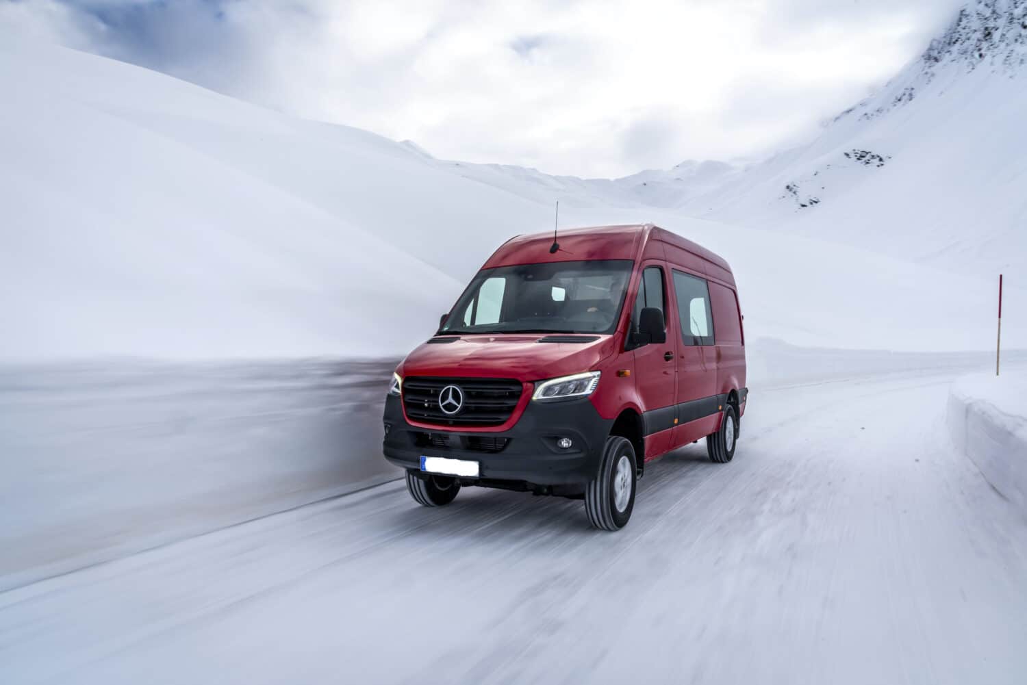 Mercedes-Benz Sprinter –  319 CDI 4x4, 140kW (190 PS), Jupiterrot, Kastenwagen;Kraftstoffverbrauch kombiniert: 9,9 l/ 100km, CO2-Emissionen kombiniert: 261g CO2 /km*

Mercedes-Benz Sprinter – 319 CDI 4x4, 140 kW/ (190 PS), jupiter red, panel Van;combined fuel consumption: 9,9 l/100 km, combined CO2 emissions: 261g CO2 /km*